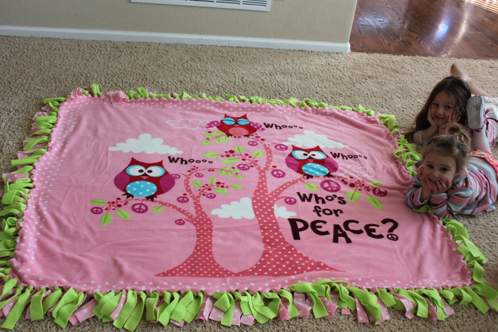 How to Make a Fleece Blanket {Sew & No-Sew}